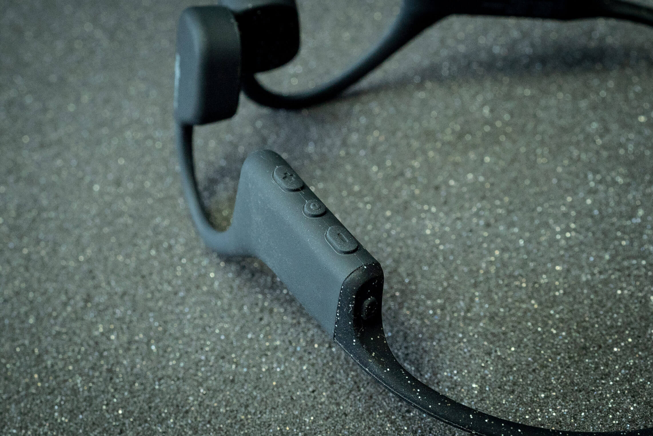 AfterShokz Xtrainerz Steuer-Tasken am rechten Ohr